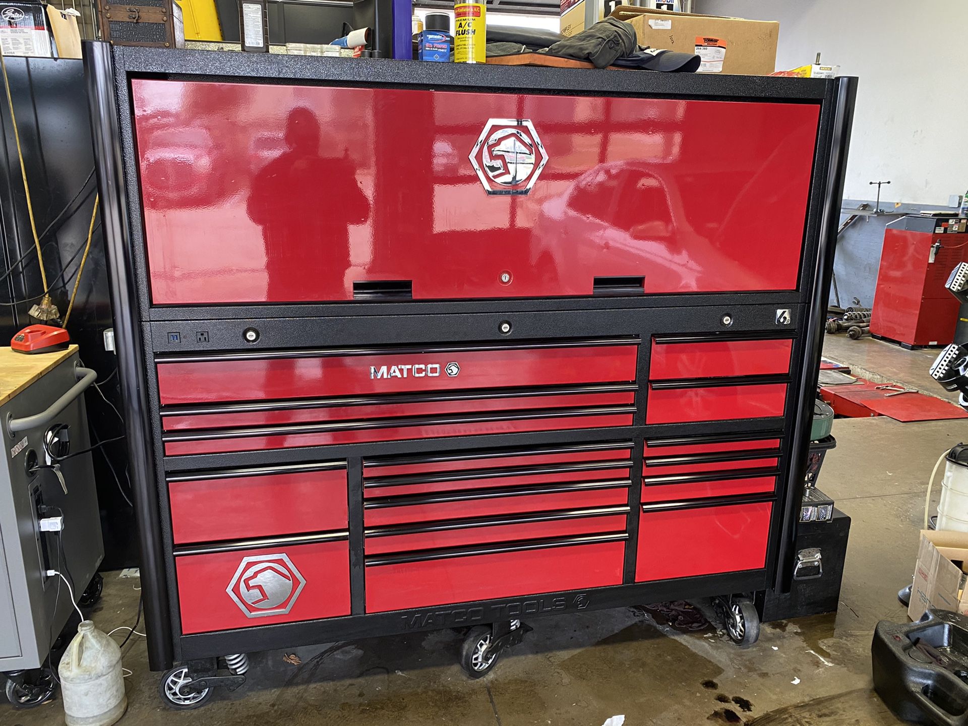 Matco 6s tool box with top hutch only 1 year old