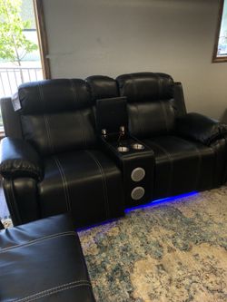 Black leather Bluetooth speaker loveseat 40$ down