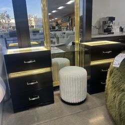 New Gold / Black Vanity With LED Lights.  Stool.  Free Delivery!