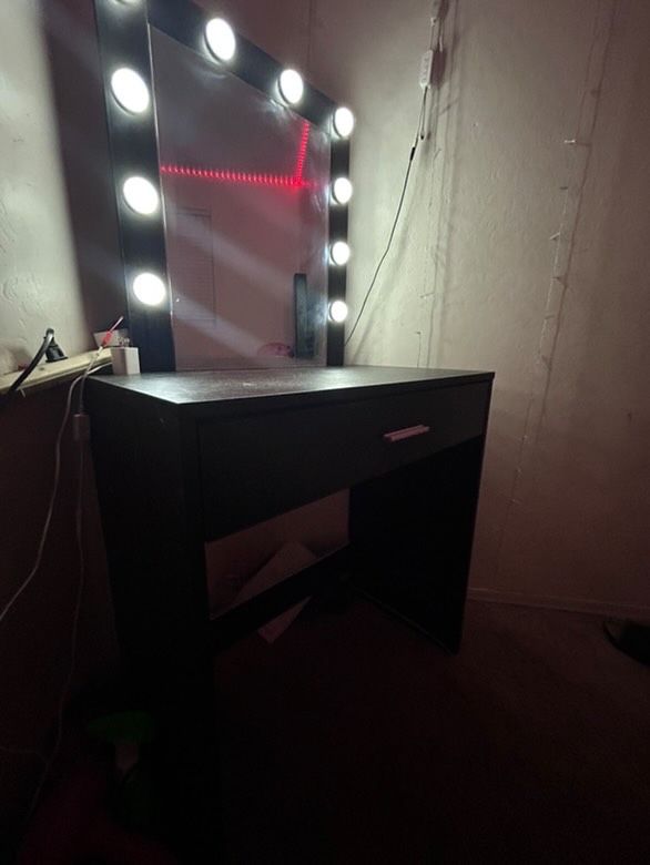 Mirror / Vanity 