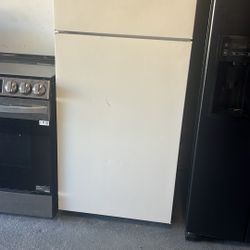 Top & Bottom Beige Refrigerator 28”working perfect for garage 