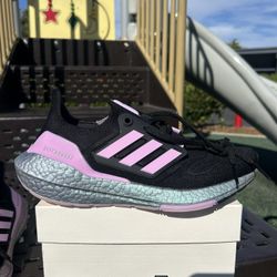 New Wmns Adidas Ultraboost 22 Size 9.5