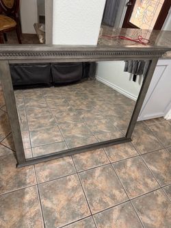 Dresser mirror only with few scratches