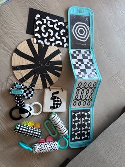 Lovevery The Looker Play Kit
