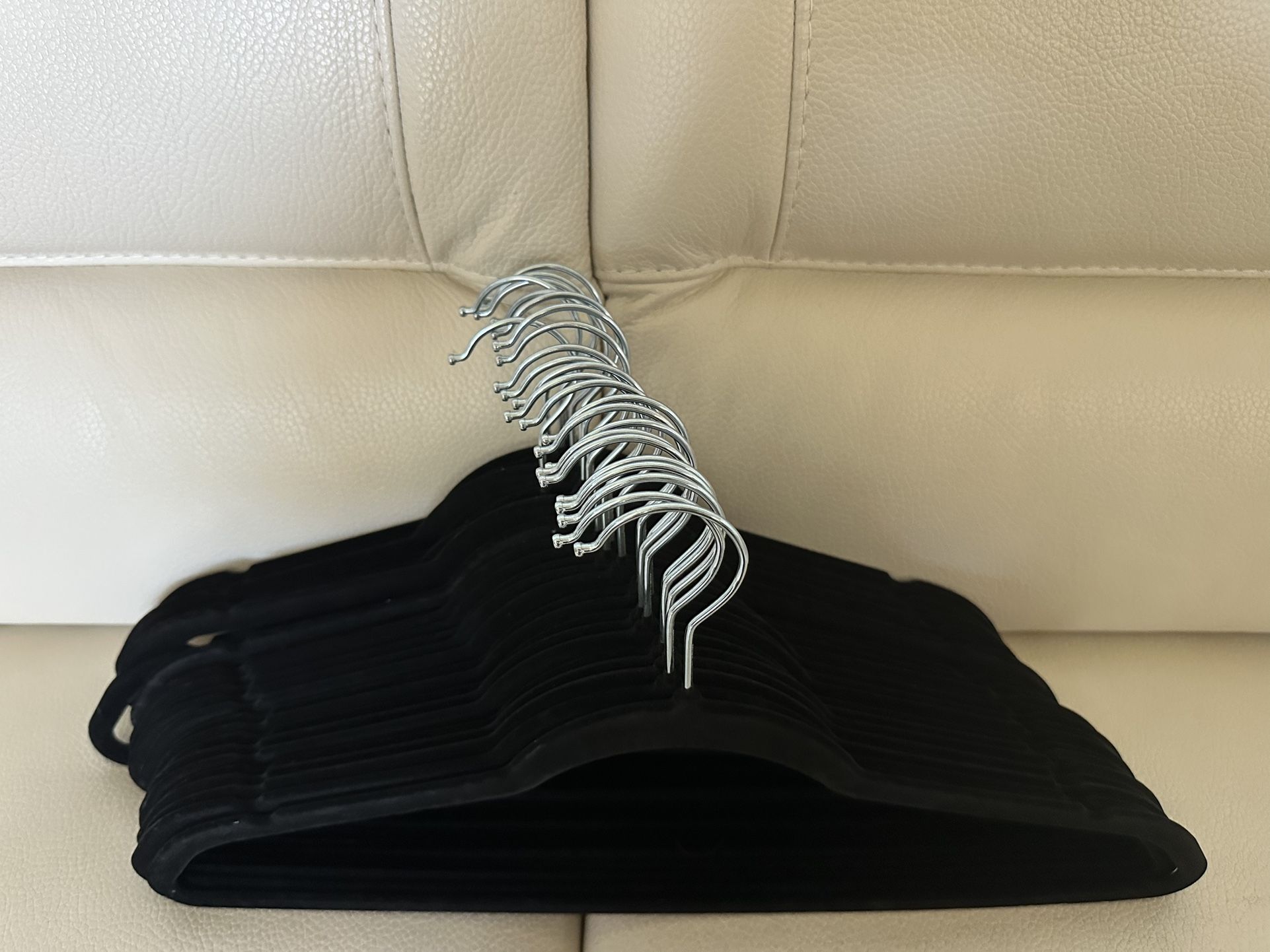 24 Non Slip Velvet Hangers