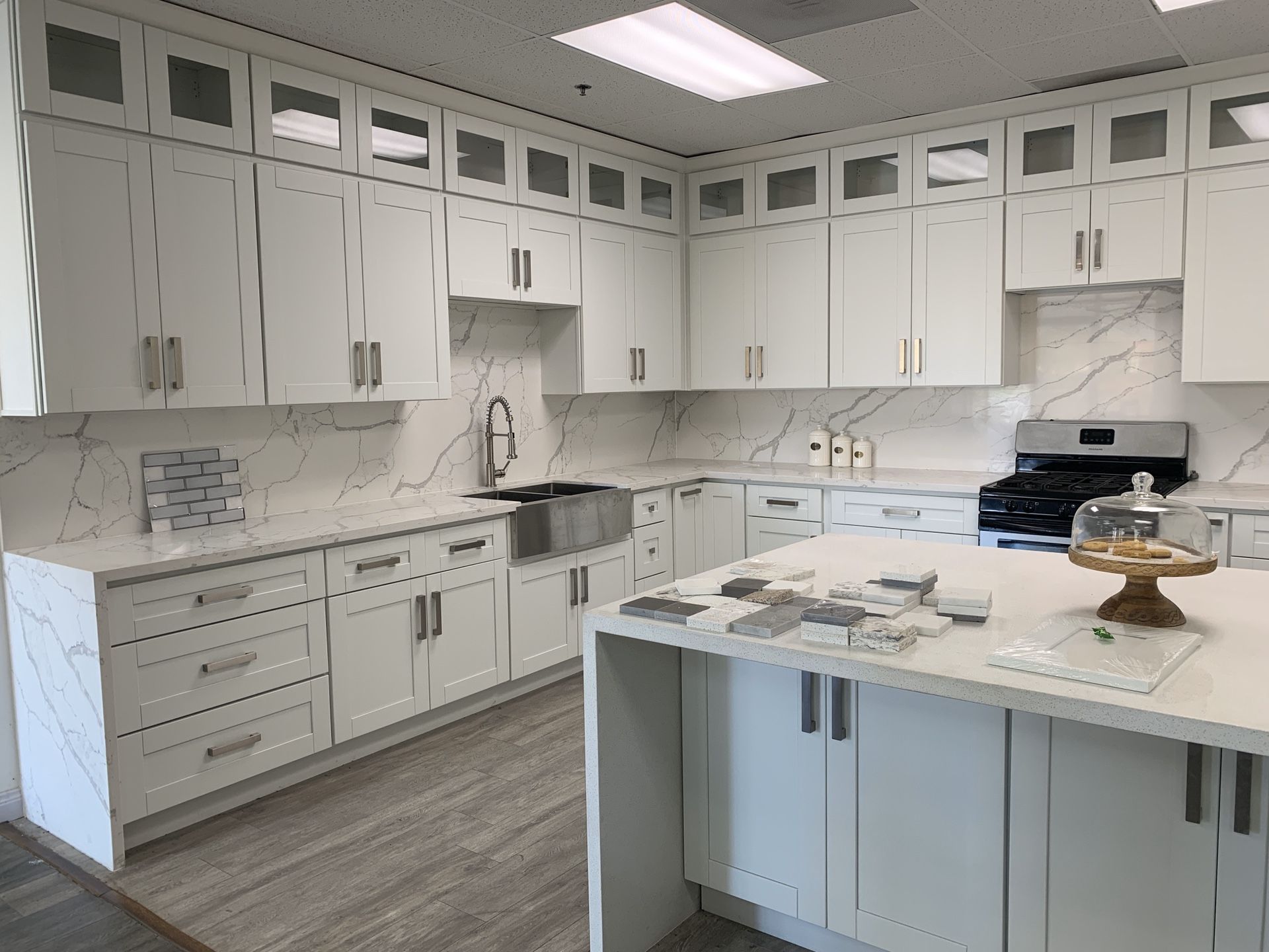 Kitchen Solid Wood Cabinetry Quartz Counter Tops Warehouse