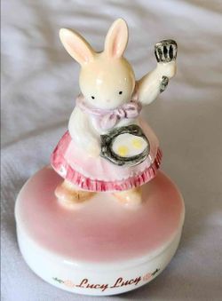 Vintage 1987 Sekiguchi Lucy Lucy Bunny Frying Eggs Porcelain 3.5" Music Box