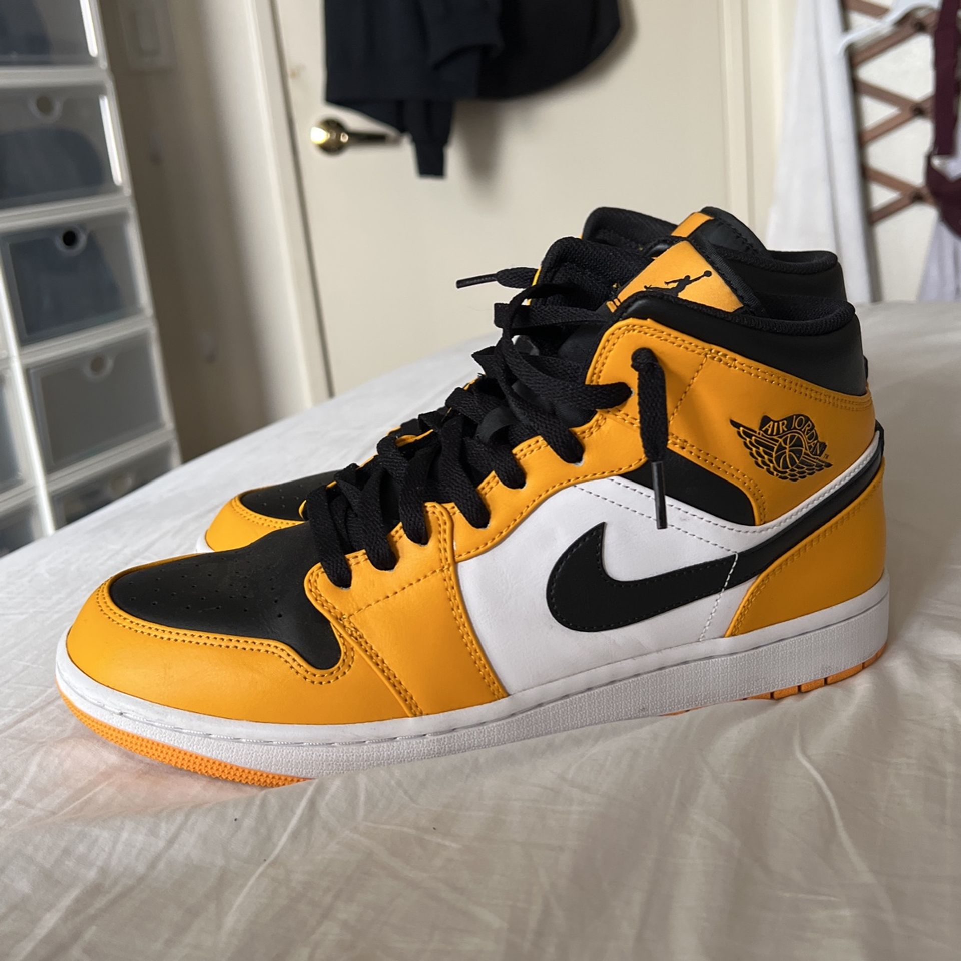 Jordan1 Mid (black,yellow,white) Size 12