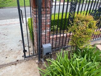 Electric gate stuck or not opening? Fast solution for motor, chain, and sensor issues