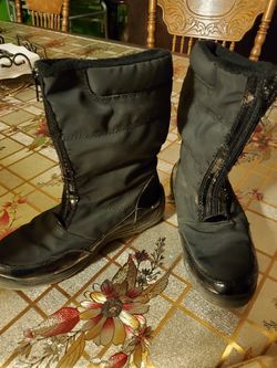 Snow boots