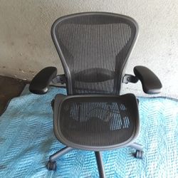 HERMAN MILLER AERON OFFICE CHAIRS SIZE B