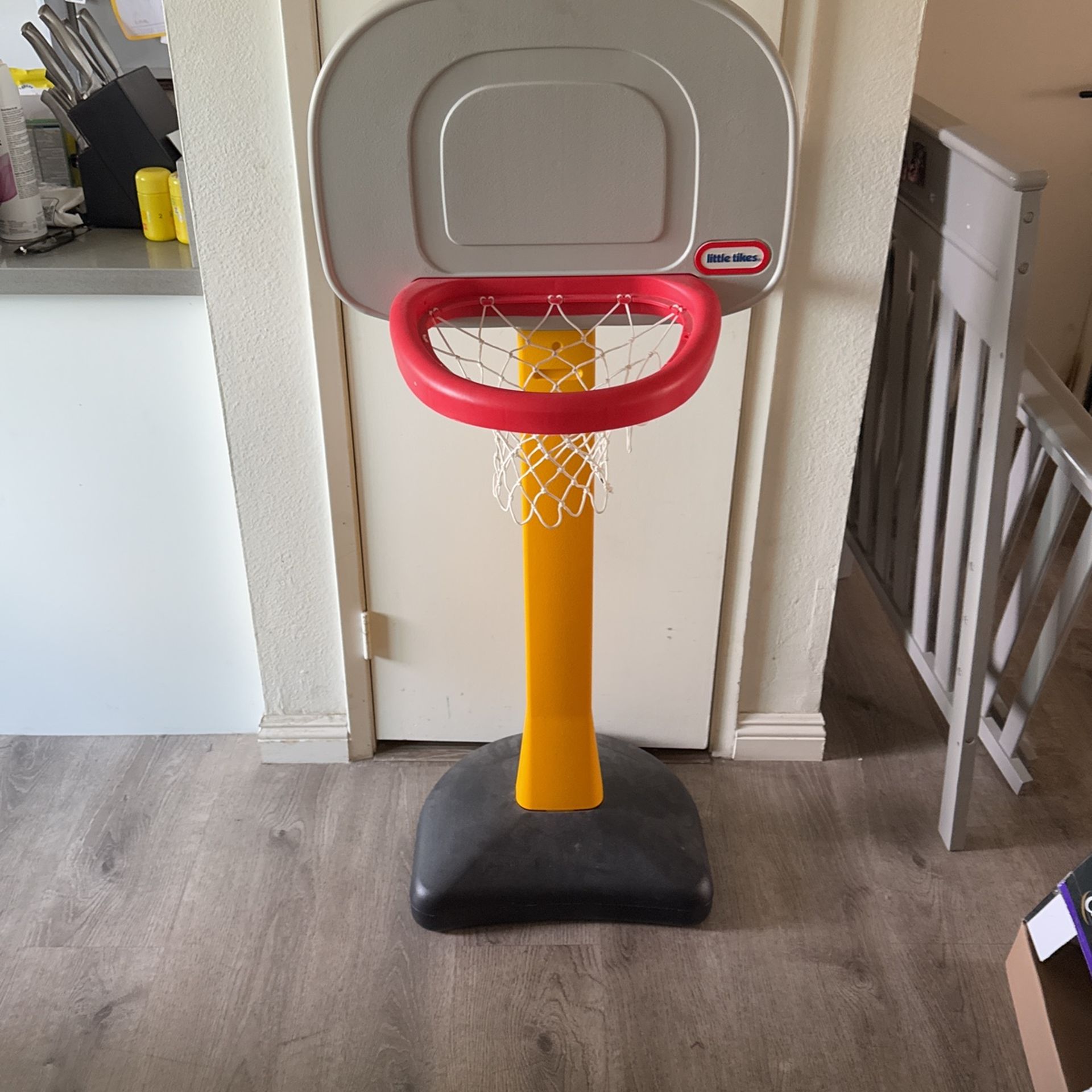 Little Tikes Basketball Hoop And Stand (like New)