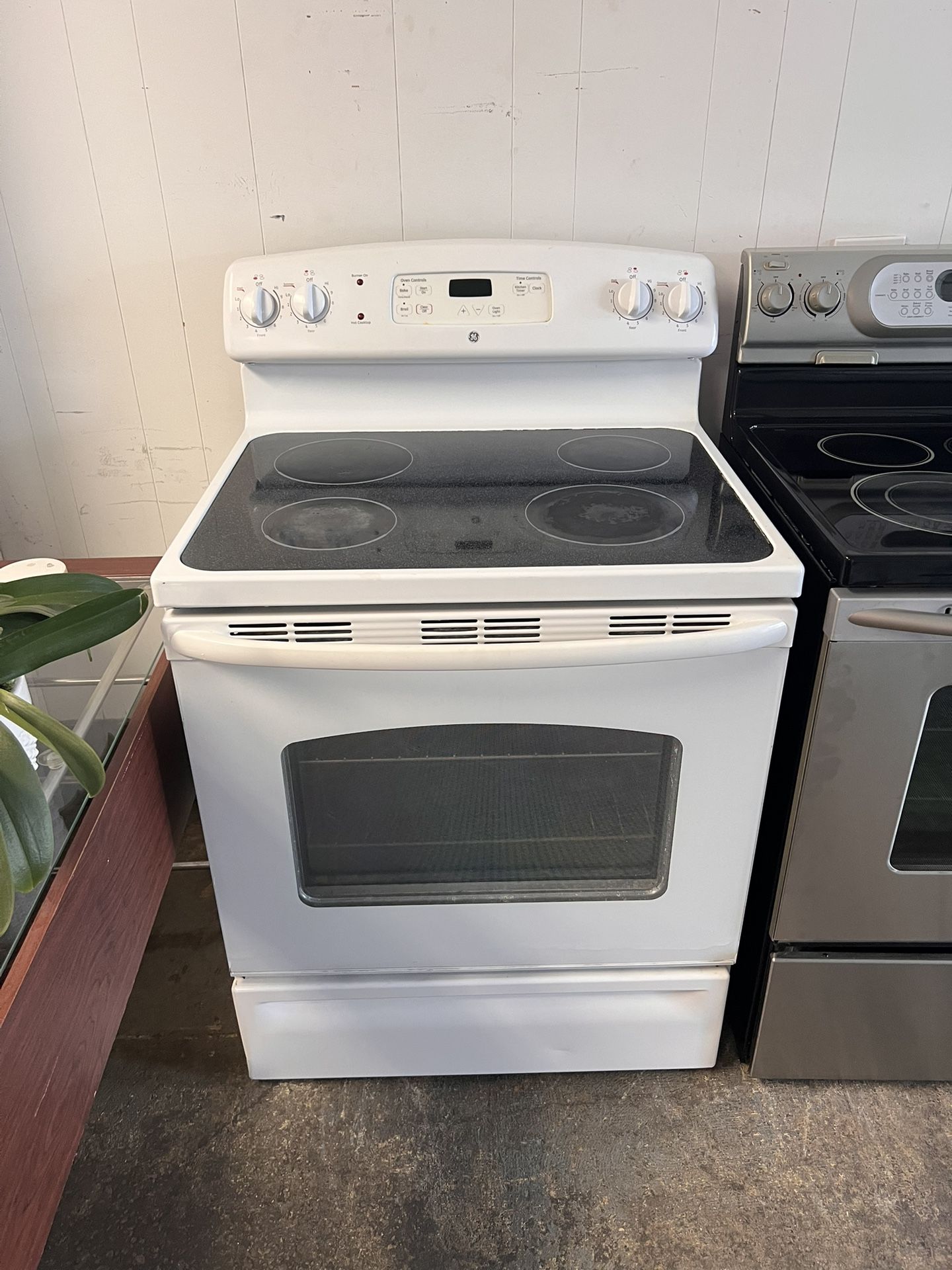 Flat Top Stove White GE Clean Working