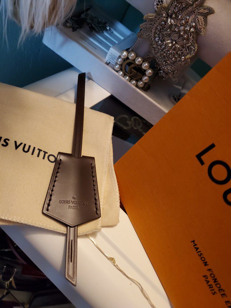 Louis Vuitton Clochette  Wil Mikāhson 