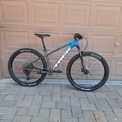 TREK MARLIN 8 MOUNTAIN BIKE 1 X 12 SPEED AIR SHOCK ROCKSHOX DROPPER POST SEAT SETUP TUBELESS ( CHECK MY OTHER BIKES)