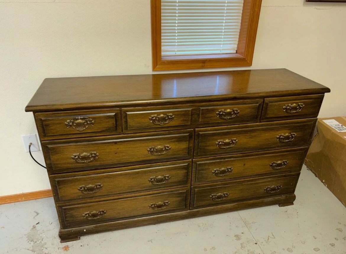 Vintage Ethan Allen 9 Drawer Dresser 
