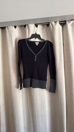 Woman’s black and gray sweater / Size L