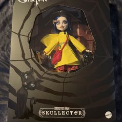 NEW Monster High Skullector Coraline Doll Yellow Raincoat w/ Cat LAIKA IN HAND