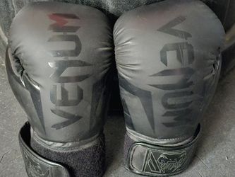 Venum MMA Muay Thai Boxing Gloves 16oz