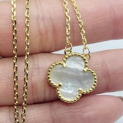 Van 18k Gold White Floral Flower Pendant Necklace Gift
