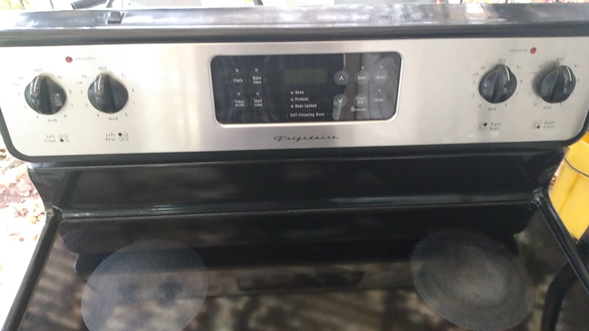 Frigidaire Glass Top Stove Black and Stainless Steel for Sale in Kent, WA OfferUp