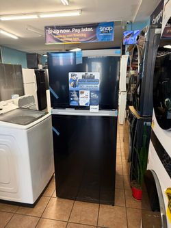 New 18 Cu Ft Top and Bottom Refrigerator