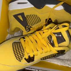 Yellow Jordan Retro 4