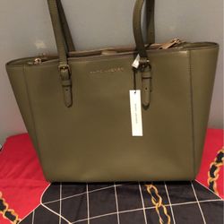 Marc Jacobs Leather https://offerup.com/redirect/?o=U2hvcHBlci5OZXc= W/tag