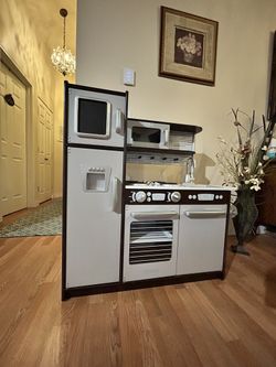 KidKraft Classics Premium wood construction Kids Kitchen