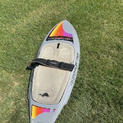 Kneeboard With Retractable Fins