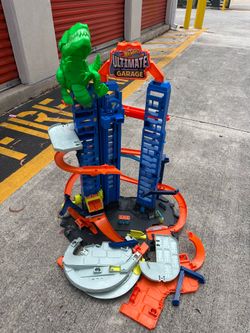 Hot Wheels City Ultimate Garage Playset: Plastic Toy Vehicle Set, Includes Car, Non-Powered,
