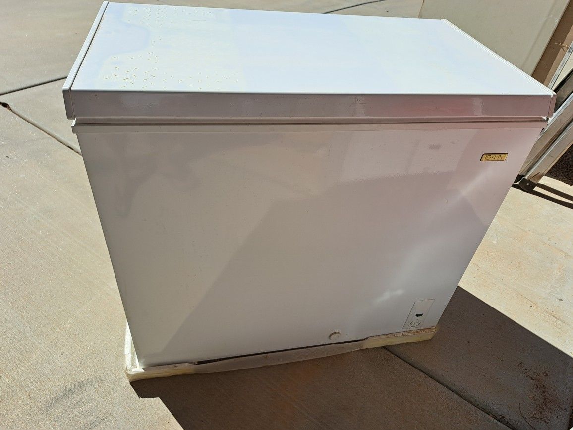 Idylis 7.1 Cubic Feet Freestanding Chest Freezer