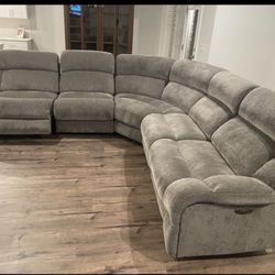 Beautiful 3 Month New recline sectional 