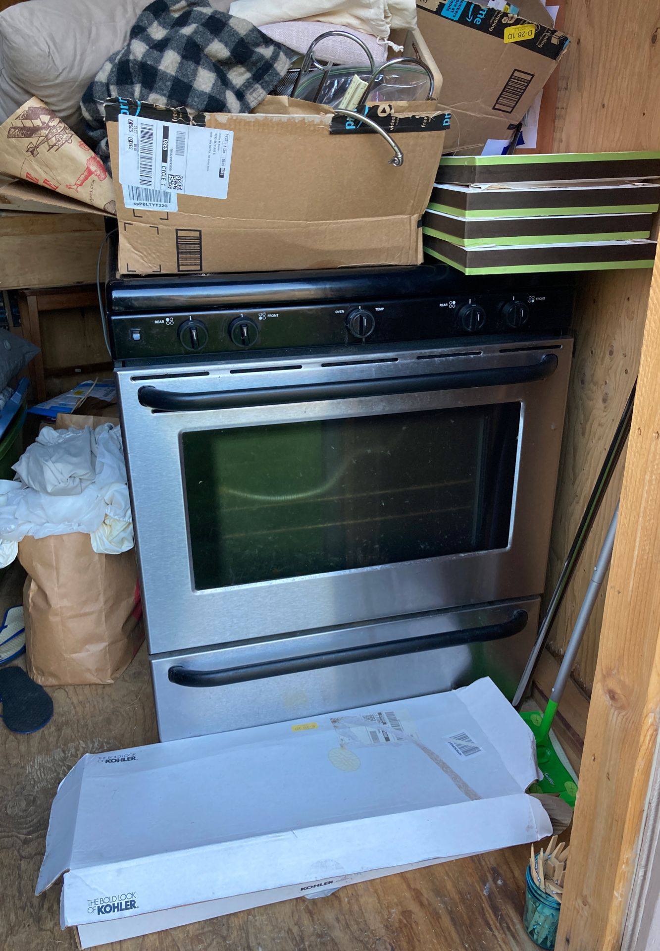 Used gas stove range. Works and it’s free!