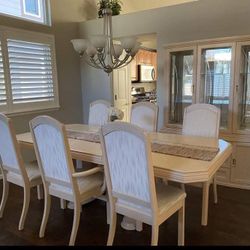 Beautiful 6 Chair Dining Room Set & Hutch 