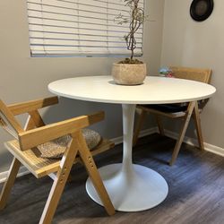 White Round Dinner Table 