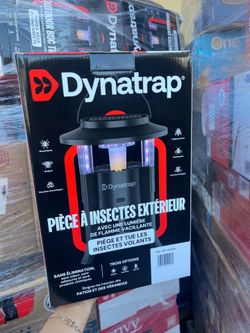 Outdoor bug trap with flickering flame light