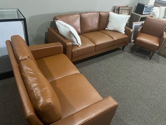 🤎 MODERN LEATHER SOFA SET WITH ACCENT CHAIR – HUGE SALE! 🔥 🤎 JUEGO DE SALA MODERNO COLOR CARAMELO CON SILLÓN DECORATIVO – ¡GRAN OFERTA! 🔥