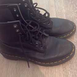 Dr marten Boot Size 6 Us