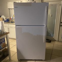 Whirlpool FIRDGE PERFECT CONDITION 299$