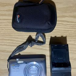 Nikon COOLPIX S3700 20.1MP Digital Camera Silver W/ Battery & Charger - Tested 