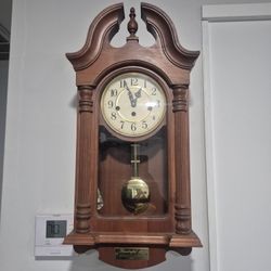 reloj de pared con péndulo Howard Miller.