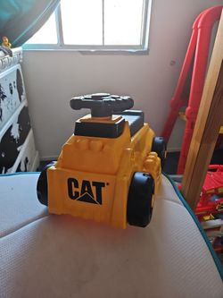 CAT TODDLER BLOCKS RIDE TOY
