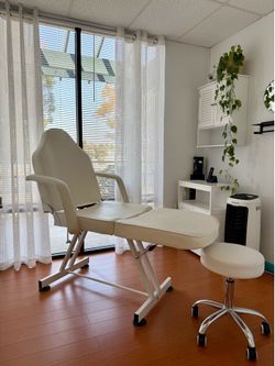 Esthetician Bed with hydraulic stool