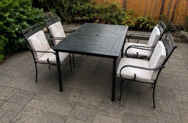 Amazing patio dining set (table and 4 chairs)
