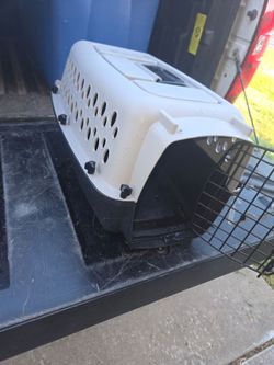 Petmate hard-sided plastic pet carrier