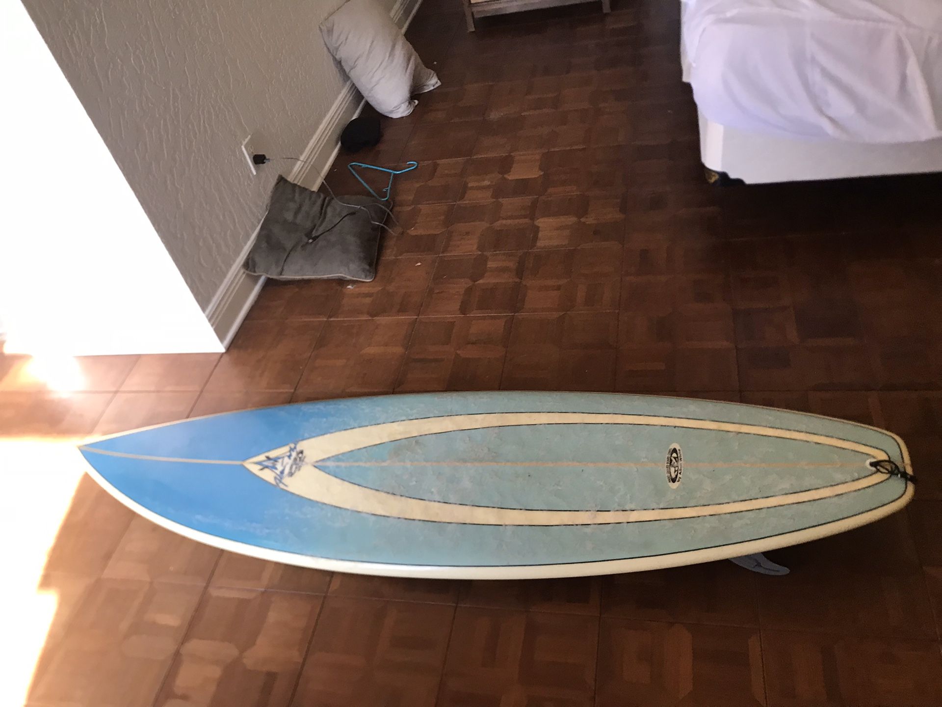 Surfboard Allen White shapes 6’10