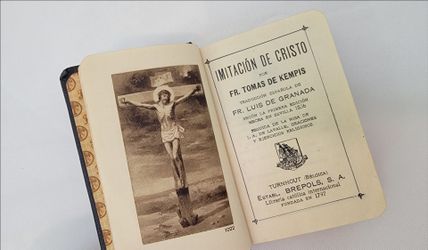 This is a vintage pocket edition of Imitación de Cristo by Fr. Tomás de Kempis, published by Establ. Brepols, S. A. in Turnhout, Belgium.
Book Details