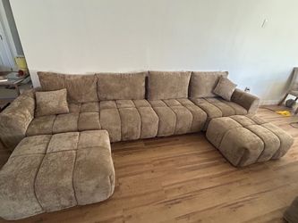 New open box 4 seater modular sectional with 2 ottomans