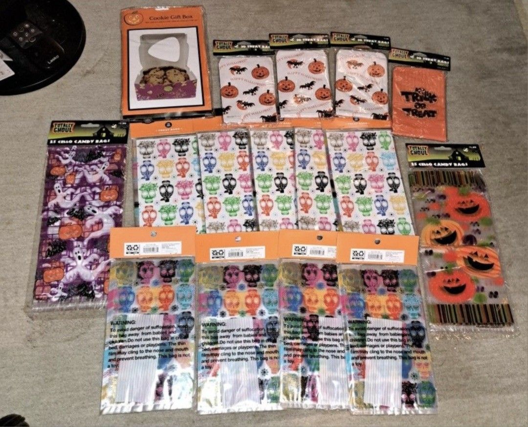 LOTS HALLOWEEN TREAT OR TREAT BAGS